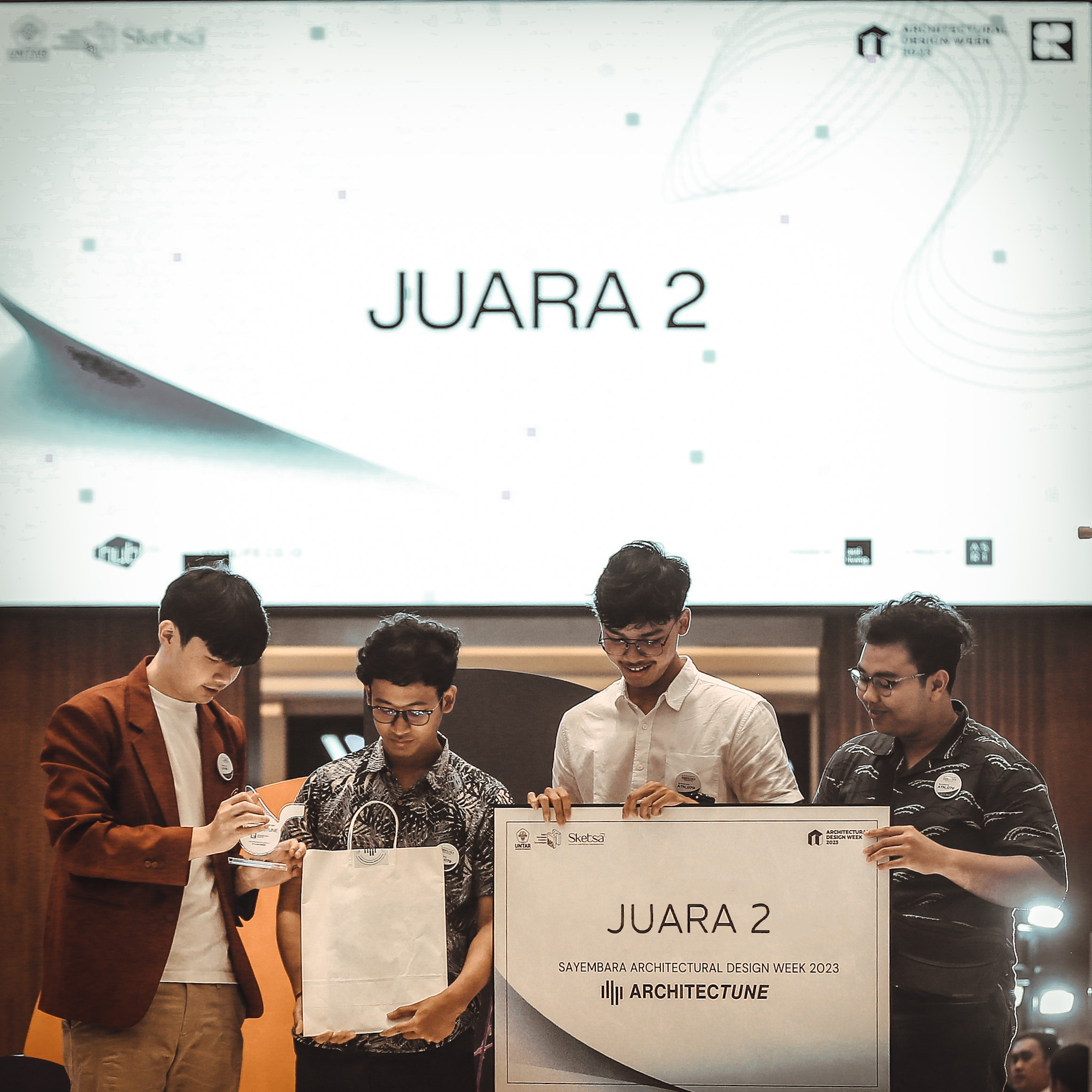 Pembimbing Sayembara