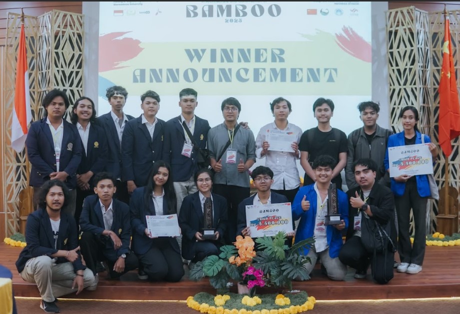 Pembimbing Sayembara Internasional